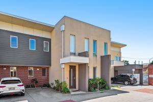 un edificio con un coche aparcado en un aparcamiento en Nice & Quiet 2-Bed by Shops & Airport en Melbourne