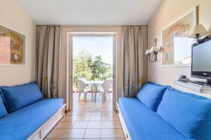 Televízia a/alebo spoločenská miestnosť v ubytovaní Les Appartements aux Restanques du Golfe de St Tropez - maeva Home - Studio 5 personnes - Sélection MAE-4393