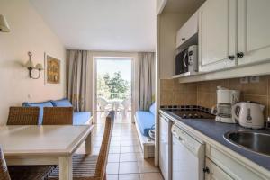 Kuchyň nebo kuchyňský kout v ubytování Les Appartements aux Restanques du Golfe de St Tropez - maeva Home - Studio 5 93