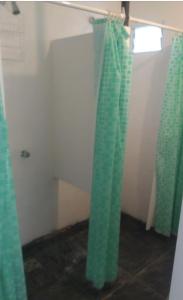 grupa zielonych zasłon prysznicowych w pokoju w obiekcie Lo de Nenè hostal w mieście Cosquín