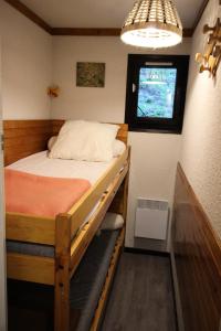Un dormitorio pequeño con una cama y una ventana. en Résidence Les Epervieres - Appartement dans chalet au calme, à l'orée de la forêt MAE-4394, en Villarodin-Bourget