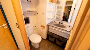 un piccolo bagno con servizi igienici e lavandino di Résidence Thabor - Studio pour 4 Personnes 144 a Modane