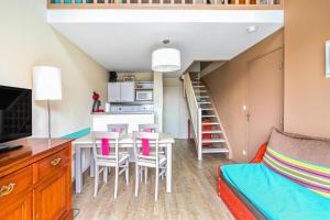 a room with a bed and a table and chairs at Résidence Port Guillaume - maeva Home - Appartement 2 pièces 6 pers Sélection MAE-7351 in Dives-sur-Mer