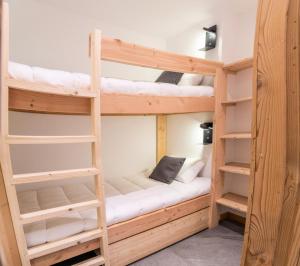 Двох'ярусне ліжко або двоярусні ліжка в номері Résidence Domaine Du Loup Blanc - Chalets pour 8 Personnes 514