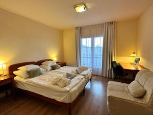 Postel nebo postele na pokoji v ubytování Szent Orbán Erdei Wellness Hotel és Residence