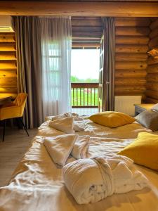 Postel nebo postele na pokoji v ubytování Szent Orbán Erdei Wellness Hotel és Residence