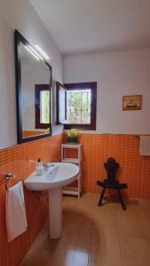 een badkamer met een wastafel en een spiegel bij Casa mama lola in Fuengirola