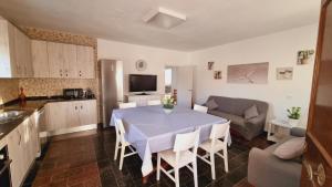 een keuken en een woonkamer met een tafel en een bank bij Casa mama lola in Fuengirola