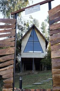 una gran ventana en el lateral de un edificio en Cabanas Villa Helena, en Guatavita