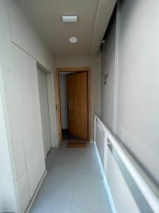 an empty hallway with a door in a building at Departamento excelente ubicación Capital Mendoza in La Cieneguita