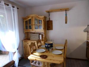 een houten tafel en stoelen in een kamer met een tafel en een tafel bij Résidence Les Trolles - 2 Pièces pour 4 Personnes 374 in Les Contamines-Montjoie
