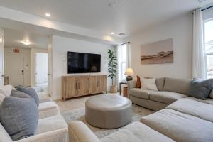 Μια τηλεόραση ή/και κέντρο ψυχαγωγίας στο 12 Mi to Sand Hollow Spacious Home with Game Room