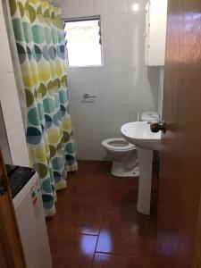 uma casa de banho com um WC e um lavatório em Habitación cómoda por día em Valdivia