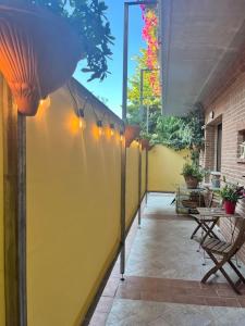 a yellow wall with lights on a patio at Convivium in Rivarolo Mantovano