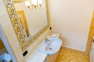 a bathroom with a sink and a mirror at Convivium in Rivarolo Mantovano