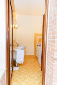 a bathroom with a sink and a toilet at Convivium in Rivarolo Mantovano