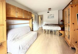 een slaapkamer met een bed en een tafel erin bij Résidence Orion - STUDIO CABINE 4/5 PERSONNES VUE PISTES MAE-7504 in Villarembert
