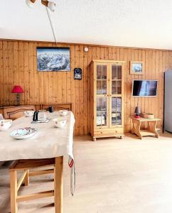 een woonkamer met een tafel en een tv bij Résidence Orion - STUDIO CABINE 4/5 PERSONNES VUE PISTES MAE-7504 in Villarembert