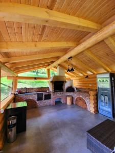 una gran sala de estar al aire libre con chimenea de ladrillo en Perla Chiuzbaii, en Baia-Sprie