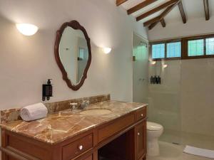 uma casa de banho com um lavatório, um chuveiro e um espelho. em Casa Chipre By Wynwood House em Medellín