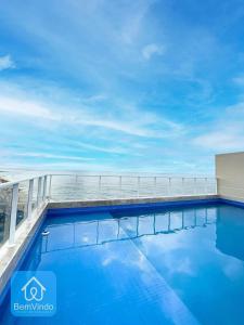 une piscine sur le toit d'un bâtiment dans l'établissement Studio Aconchegante com vista mar no Smart Pituba, à Salvador