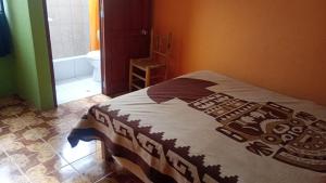 - une chambre avec un lit et une salle de bains pourvue d'une baignoire dans l'établissement Teach Huaraz Peru, à Huaraz