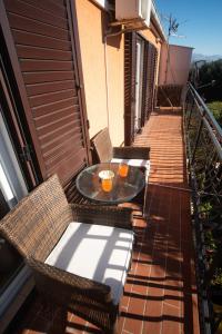 een balkon met 2 stoelen en een tafel bij Apartment Sasa in Kaštela