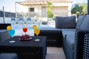 un tavolo con due bevande e un piatto di frutta di Villa Residence Sunrise a Privlaka (Brevilacqua)