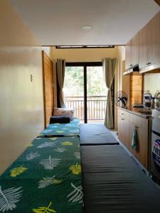 mały pokój z 2 łóżkami w kuchni w obiekcie Evergreen Suites Cozy Baguio Loft Retreat w mieście Baguio