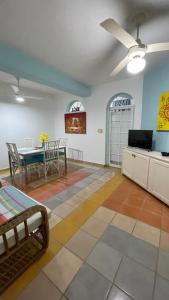 een woonkamer met een tafel en een eetkamer bij Caribbean Paradise steps to DayPass Resort&Beach in La Laguna