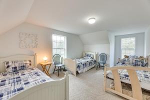 sypialnia z 2 łóżkami i 2 krzesłami w obiekcie McDowell Highland County River Retreat with Deck! w mieście Williamsville