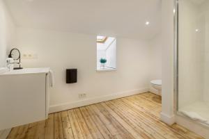 bagno con doccia, lavandino e servizi igienici di Our Bird's Nest in the Heart of Antwerp ad Anversa