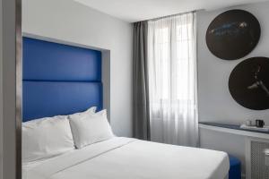 - une chambre avec un lit blanc et une fenêtre dans l'établissement BDB Rooms Margutta, à Rome