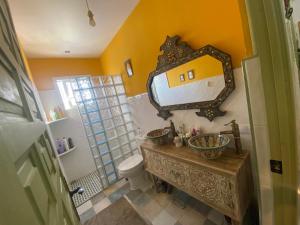 baño con lavabo y espejo en la pared en Casa Cruz en Gelves