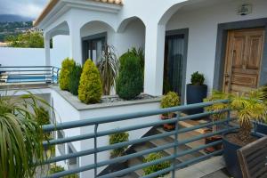 Svalir eða verönd á 3 bedrooms house with private pool terrace and wifi at Funchal 3 km away from the beach