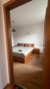 um quarto com uma cama num quarto branco em LiVi em Spišská Nová Ves