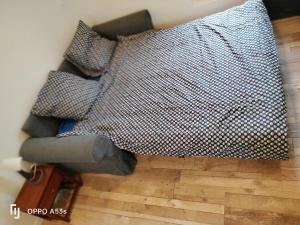 - un canapé avec des oreillers au-dessus du parquet dans l'établissement Studio Boulogne Billancourt, à Boulogne-Billancourt