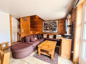 a living room with a couch and a table at Résidence Hameau - Chalets pour 8 Personnes 57 in Flaine