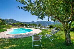 une villa avec une piscine et des chaises longues dans l'établissement Casa Pendola, à Agerola