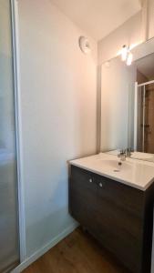 a bathroom with a sink and a mirror at Résidence La Petite Ourse - 3 Pièces pour 6 Personnes 70 in Flaine