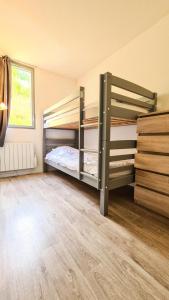 1 dormitorio con 2 literas y suelo de madera en Résidence La Petite Ourse - 3 Pièces pour 6 Personnes 62, en Flaine