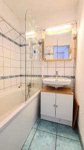 Koupelna v ubytování Résidence Sagittaire - Studio entièrement rénové avec cabine · Centre station · Balcon MAE-7390