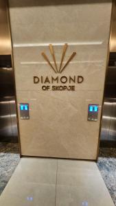 una caja de cartón con el nombre de un diamante de snookie en Anika Luxury apartment at Diamond center, en Skopje