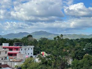 Una vista de una ciudad con montañas al fondo. en Plataview Apartahotel apt 3A, en Monte Plata