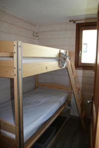 a bunk bed in a tiny house with a ladder at Résidence Sagittaire - Appartement rénové avec balcon · Centre station MAE-7398 in Flaine