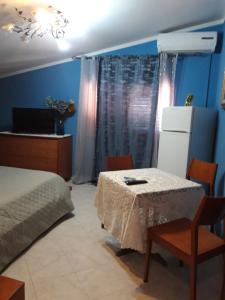 Schlafzimmer mit einem Bett, einem Tisch und Stühlen in der Unterkunft BeB Latina in Latina
