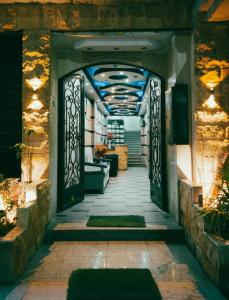 uma entrada para um edifício com uma porta aberta em Pyramids star lights em Cairo