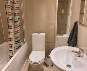 Łazienka z białą toaletą i umywalką w obiekcie Sudbury Hill Bedroom with Private Bathroom w mieście Harrow