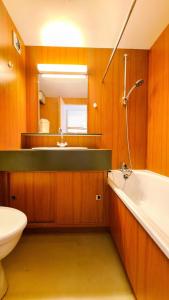 La salle de bains est pourvue d'une baignoire, de toilettes et d'un lavabo. dans l'établissement Résidence Gemeaux - Studio pour 4 Personnes 06, à Flaine