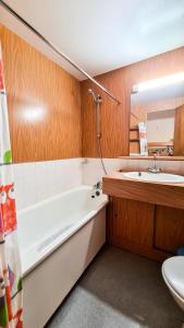 La salle de bains est pourvue d'une baignoire, d'un lavabo et de toilettes. dans l'établissement Résidence Andromede - Studio pour 4 Personnes 07, à Flaine